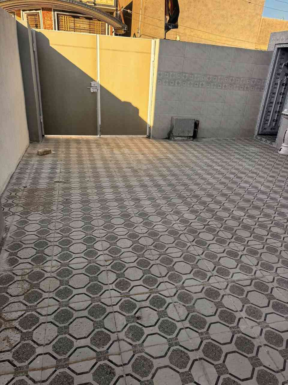 #دار_سكن_ملك_صرف_للبيع

المساحه //150 متر __ وجه 7:50 __ نزال 20 

سنة البناء // 24 ____ البناء طابوگ __ طابق ونص 

الطابق الاول // غرفه نوم _ هول _ مطبخ _ استقبال  مجمع صحيات كراج سياره 
الطابق. الثاني / غرفه نوم وحده 

الدار فارغ تستلم مفتاح مباشر 

موقع ثاني بيت من التجاري _ 

ابو غرق حي الجواد 

الأستفسار الأتصال 
***********

#الدار_المعموره_للعقار

من لديه عقار ويرغب بالبيع مراسلت الصفحه
