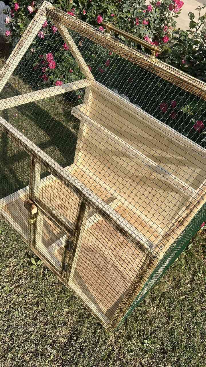 قفص بلابل او طيور مثل متشوفون دقه الشغل والترتيب مهتمين بأدق التفاصيل 
قياساته 
العرض 75
الطول 85
العمق 55
السعر 25 الف بس 
للحجز اتصل عله الوتساب ***********‏
