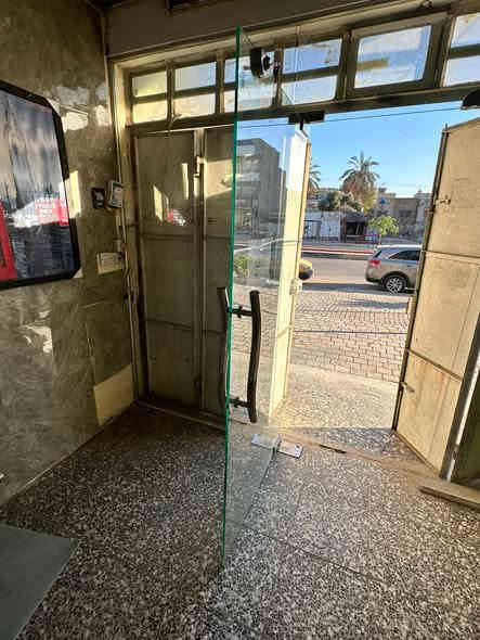 سلام عليكم شباب واجهة محل للبيع نضيفه جدآ المكان  بغداد الشعب حي سومر البنوك عرض 3.5     طول 2.6 أي استفسار الرقم *********** اتصل على صاحبها
