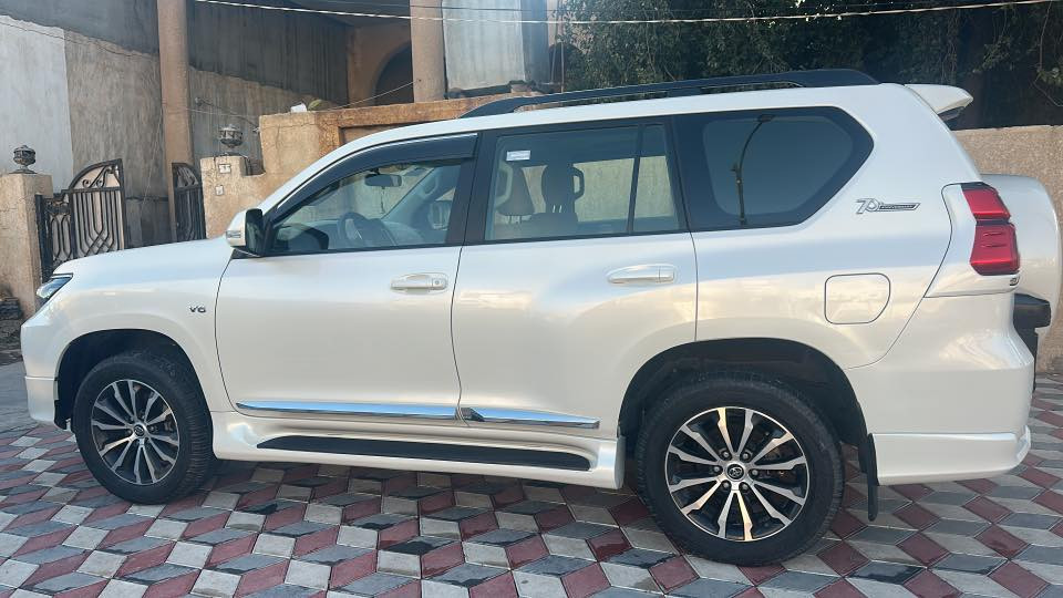 للبيع فقط. برادو موديل 22. سبعينيه ماشيه. 124. كليو حقيقيي كفاله عامه عدا رصعه موضحه في فيديو. فول موصفات. جلد. داخل جوزي اسود ***********.  السعر. 450 ورقه بيها مجال
