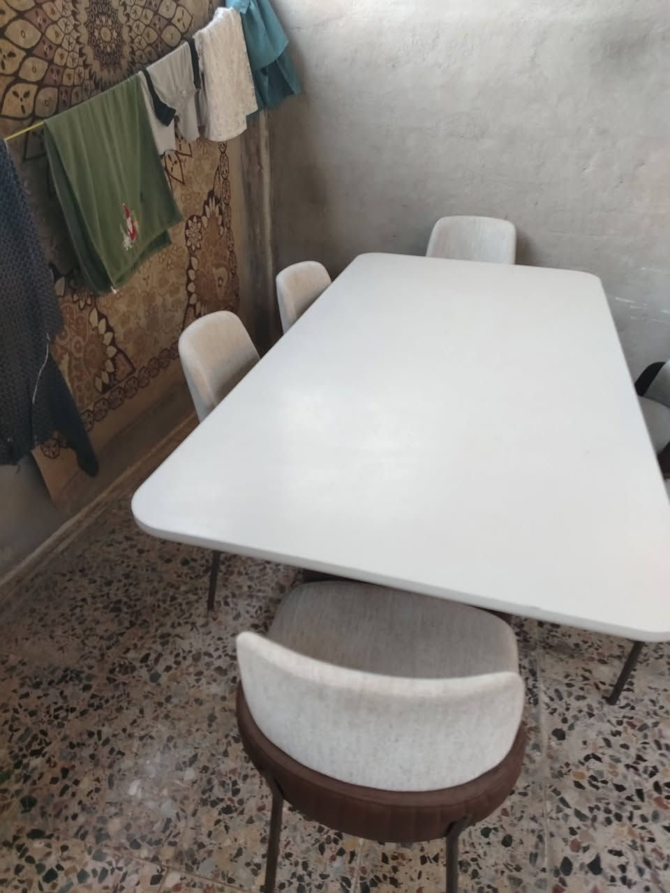 السلام عليكم ميز طعام نضيف البيع ***********
