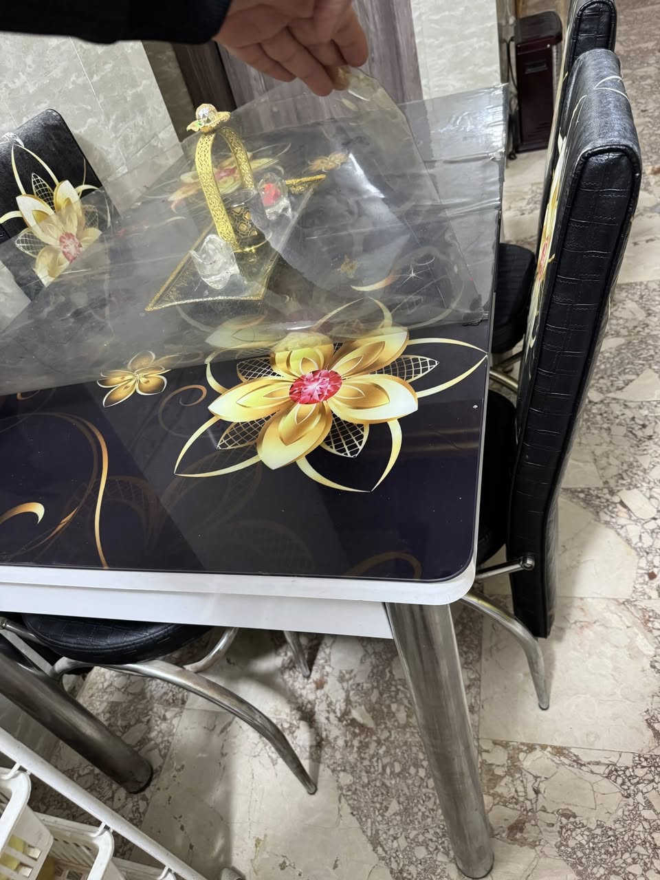 طاولة طعام 6 كراسي نضيف استعمال قليل السعر 200وبي مجال
للاستفسار الاتصال بالرقم ***********
