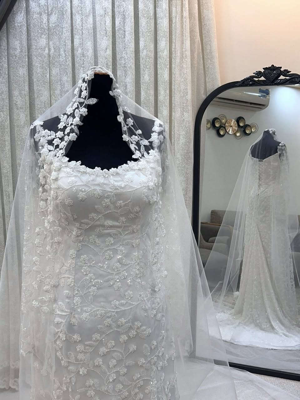 السلام عليكم بنات 
فستان عرسي للبيع صارلة شهر واحد من كمل. سوولياه تفصال على الطلب كله شغل يدوي على الصدر و الردان و الطرحة و بي كورسيه داخلي كلش ينحت البطن و الخصر . يلبس قياس ٤٢/٤٤ و بي قياطين من وره يتكبر و يتصغر.
مغسول و مكوي و متعطر و يوصل ويه الطرحة مالته 
رايدته ب٩٥٠ الف و بيه مجال بسيط
الي يعجبها تستفسر او تحجزه تراسلني خاص


**إذا كنت صاحب هذا الإعلان وتريد حذفه لأي سبب، رجاءا أرسل رسالة إلى الدعم الفني**