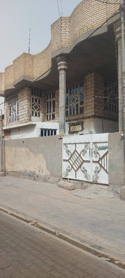 بيت للبيع
موقع شارع الخليج خلف مصور عمار 

مساحة 150 متر 

الواجهة 12.5 متر

ونزال 12 متر

طابقين الاول يحتوي على غرفه واستقبال وصاله ومطبخ وحمامات

وطابق الثاني يحتوي على 3غرف وصاله وحمامات

البيت يحتاج فقط ترميم ارضيه

للاتصال ***********
