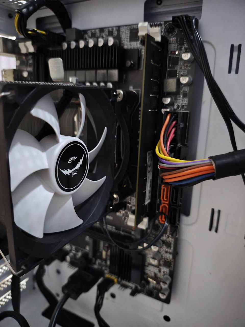 للبيع PC بدون كرت شاشه
سعر 225الف قفل مع توصيل شرط فحص 
مبرد ماء رقم الهاتف ***********
معالج زيون e5 2670 v3
رام DDR4 8
بور سبلي GAME max 600وط
كيس 3 فنات 
هارد 2تير HDD
