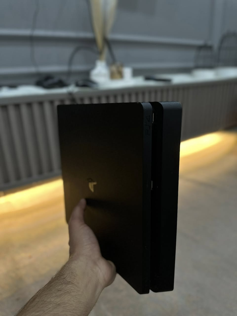 السلام عليكم 
بلي فور سلم ذاكرة نص تيرا الجهاز ممفتوح ولا داخل تصليح ابد جداً نضيف 💯 وبي العاب منزلها كلفديوتي و gta وتجي ويا الاقراص الموضحة بالصورة وجوستكات ثنين اصلي وتجاري والكارتونة والكيبلات جميع ملحقاتة موجودة السعر 275 وبي مجال بسيط مكاني بغداد شارع فلسطين للتواصل ***********
