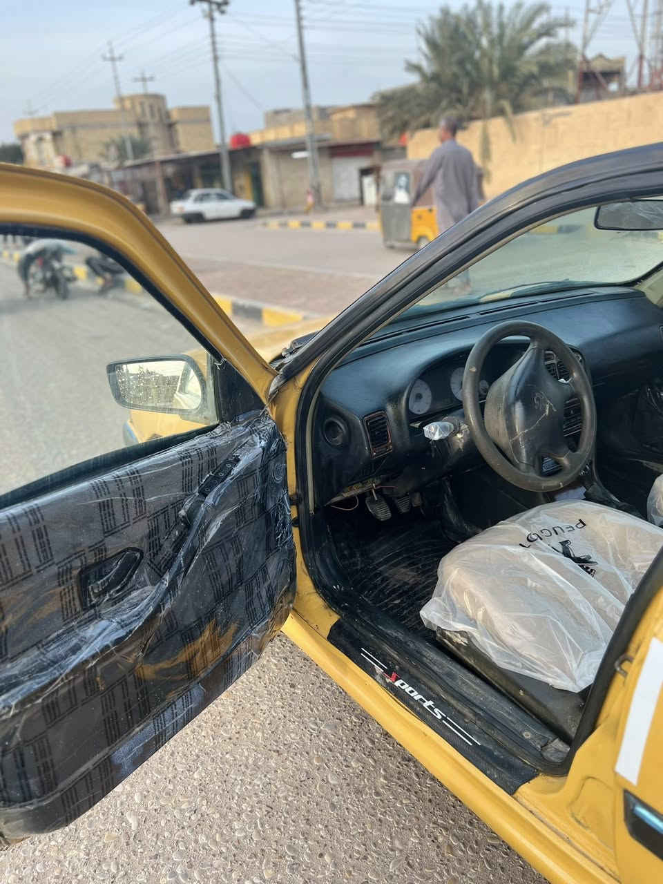 السلام عليكم بيجوبارص مديل 2015 مكفوله من كلبه وضربه و بيعه تكحيلات  محرك وكير مكفول باكرتون لايبخر ولا ينقص حداده جديده تخم تاير كهربائيات كله شغاله تبريد وتدفه شقالهت سنويه  30 مصفره هيه وغرمات وصولات موجوده عندي سعر 30 ورقه وبيعه شويه حك جيه  رقم ميسان تحويل موجود لو ثاني يوم   مكاني ميسان العماره ***********رقمي بي واتساب
