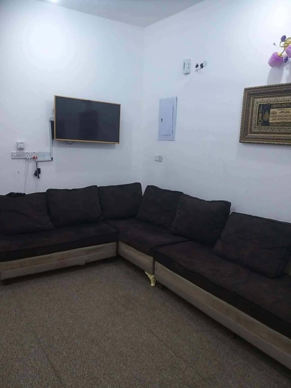 بيت للبيع حي الحكم المساحه 150 متر شارع 20 متر // 3غرف نوم ومطبخ وصاله وبراني وحمامات صحيه السعر 140 مليون // للاتصال *********** // او مراجعة مكتب الضامن للعقارات عنوان المكتب حي الصدر مجاور صيدلية ركن العلاج
