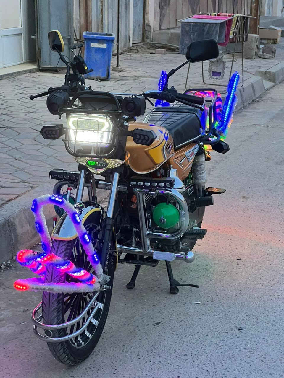 سلام عليكم دراجه للبيع موديل 24شكل 25 محرك 200 جاكوج دراجه ما ناقصه شي كماليات  مثل ما موضح بل صوره هورن جرس هورن دوج بصمه وحده أوراق 📝 موجوده وصل 840عندك زود تفضل مكاني القائم حصيبه  *********** تواصل مع صاحب الدراجه 
‏#ادمن حب وافق ❤️
