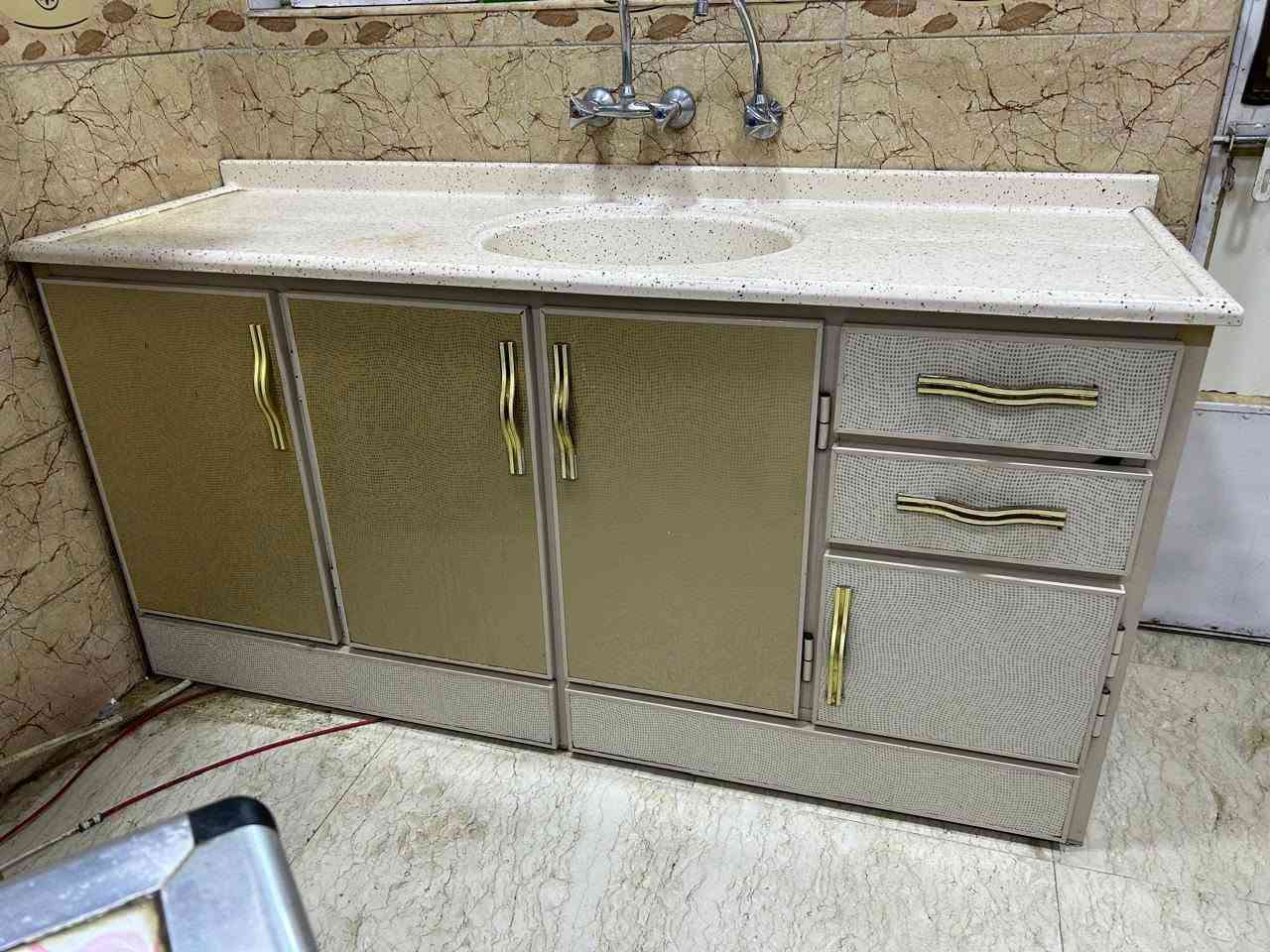 سلام عليكم .... لللبيع ثلاث كاونترات مختلفة الاحجام والمواصفات حسب الصور وكلها نظيفة 
اول واحد سنك مرمر كاونتر قياس ١٨٥ سم 
والثاني كاونتر مع ملحق قياس ١٥٠ سم 
والثالث كاونتر سنك ستيل قياس ١١٠ سم 
السعر ٣٠٠ الف للكل واذا واحد يريد واحد او اثنين عادي يتصل 
الاتصال على الرقم ***********
