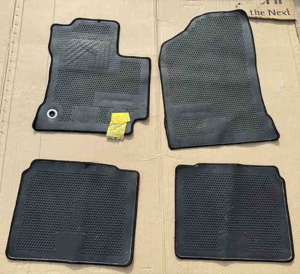 طخم ارضيات مع الصندوق كورولا شركة اصلي للبيع 85 الف واصل باب بيتك
