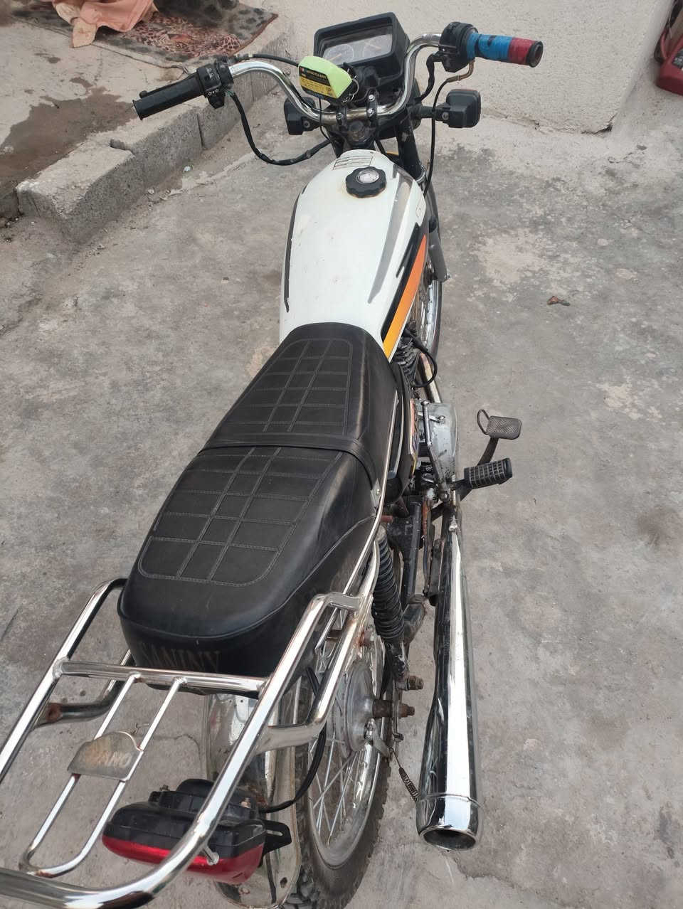 سلام عليكم دراجه للبيع5كير  سيفان موديل 19نقصه ماكنيت يتبدل شويه تعبان الدراجه اي نقص مابيه شغلل
اوراقه ضايعه اكفلكياه من السرقه
سعره 250الف وبيه مجال مكاني بغداد المدائن جسر ديالى متواجد فيس وهاذه رقمي: ***********
