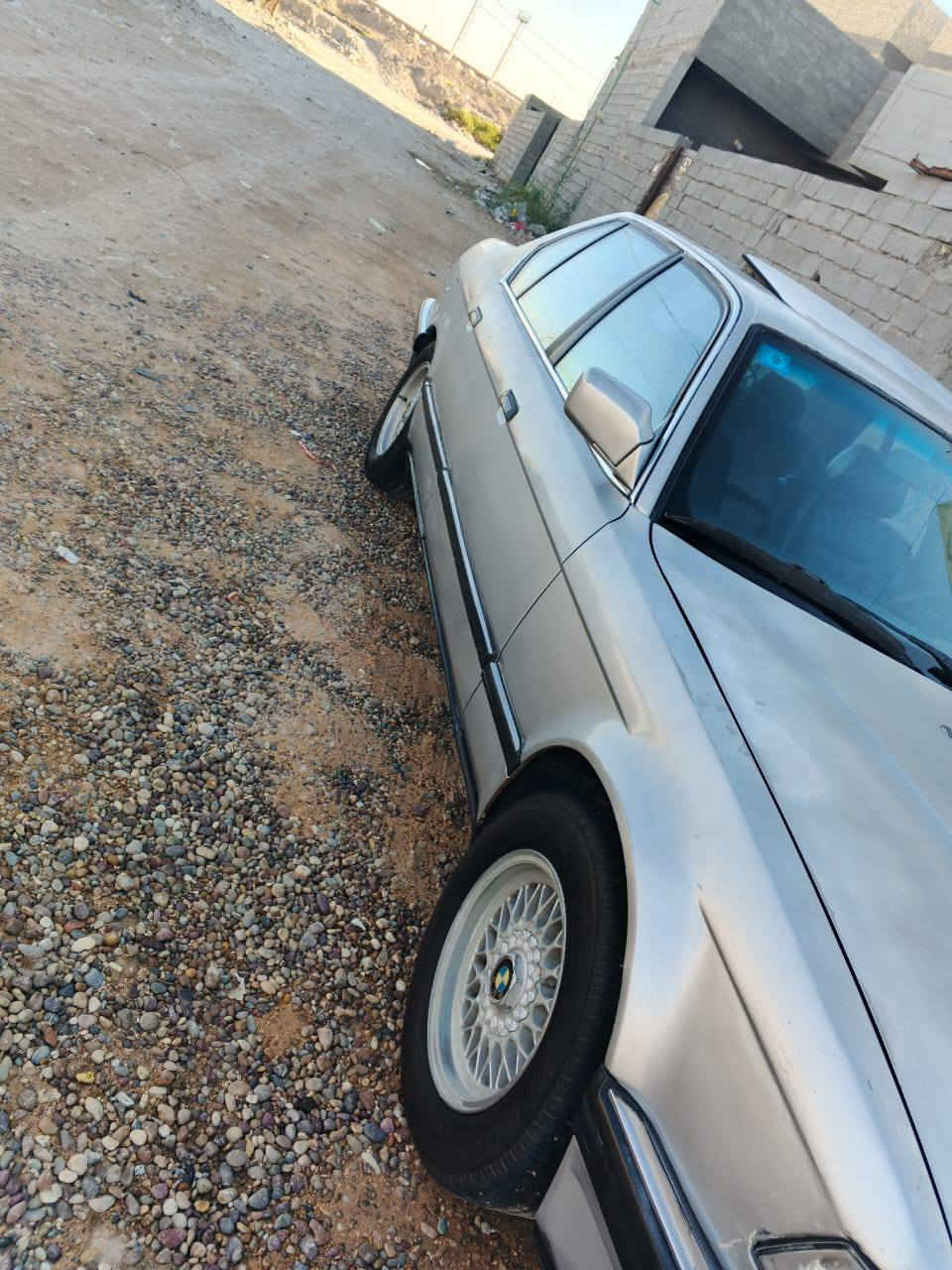 السلام عليكم بي ام 750 موديل 92 رقم بغداد خصوصي بس المكينه 35و الگير 750بلادي مال گصه ودبل جامه ودبل إرباك حداده الصدر امامي خلفي جديد وتخم تأير جديد السيارة بااسمي  وتحويل ثاني يوم السعر 55 وبيها مجال للأستفسار اتصل ع هذا رقم‏‪***********‬‏
