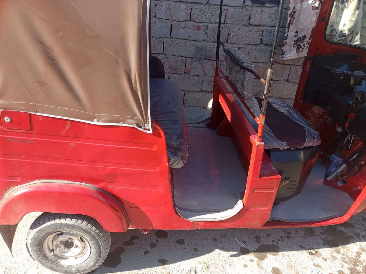 سلام عليكم تكتك 18 للبيع رقم وسنويه بسمي السعر 5 وبيهه مجال مكان الامين الثانية ***********
