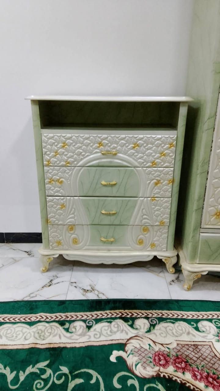 غرفة أخشاب للبيع استعمال قليل شغل عراقي  مو تركي نقص فقط التاج  السعر مليونين وبيها مجال العنوان أبو غريب  للإستفسار واتساب  ***********
