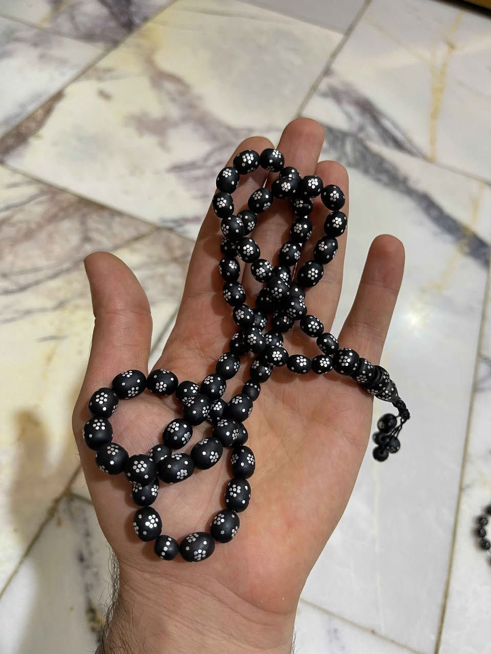 📿 سبح رجالية فاخرة بتصميم تراثي مميز 📿
السعر 30 الف والتوصيل مجاني عدد 2

سبحة أنيقة باللون الأسود المطعّم بنقوش بيضاء دقيقة تعطيها لمسة فخامة ورقي، مع فواصل معدنية وتفاصيل متقنة تضيف لها طابعًا تراثيًا راقيًا. خفيفة باليد، مريحة بالاستخدام، ومناسبة للاستعمال اليومي أو للإهداء.

✨ تصميم فاخر وجذاب
✨ تشطيب متقن وجودة عالية
✨ لون ثابت ومظهر أنيق
✨ مناسبة للجيب أو للاقتناء الشخصي
✨ هدية مميزة لعشاق السبح الفاخرة بغداد, العراق


**إذا كنت صاحب هذا الإعلان وتريد حذفه لأي سبب، رجاءا أرسل رسالة إلى الدعم الفني**