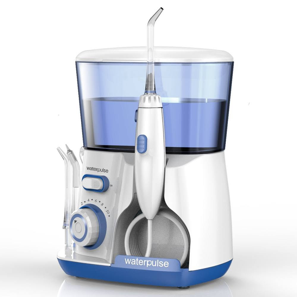 الجهاز الموضح في المنطقة المحددة هو جهاز الخيط المائي وتنظيف الأسنان واللثة بالماء Waterpulse Home Use Water Flosser (موديل V300). [1, 2]
يُستخدم هذا الجهاز المنزلي لضخ المياه بنبضات مضغوطة لتنظيف الفراغات بين الأسنان وتحت خط اللثة بفعالية تفوق الخيط التقليدي. 

#المواصفات_والميزات_الرئيسية

#سعة_خزان_المياه: يتسع لـ 800 مل مما يوفر فترة استخدام طويلة دون الحاجة لإعادة التعبئة المستمرة.

#رؤوس_وفوهات_متعددة: يأتي مع 5 رؤوس مخصصة (تشمل رؤوس كلاسيكية، رأس لتنظيف اللسان، ورأس للعناية باللثة وجيوب الأسنان).

#مستويات_الضغط: يحتوي على 10 مستويات قابلة للتعديل للتحكم في قوة ضخ المياه (من 20 إلى 120 PSI) لتناسب الأسنان الحساسة والتنظيف العميق.

#التوافق_الكهربائي: يدعم الجهد الكهربائي العالمي (Universal Voltage 100-240V). 

#جديد لوك بالجيس بالكارتونه غير مستخدم بضاعة أمازون DHL وليس تجاري.

#توجد خدمة توصيل للمحافظات كافة.


**إذا كنت صاحب هذا الإعلان وتريد حذفه لأي سبب، رجاءا أرسل رسالة إلى الدعم الفني**