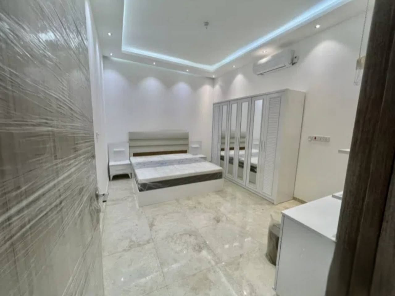 شقة للايجار 

الموقع/المنصور حي دراغ 

المساحه/100م

المواصفات 
طابق اول 
طابق ارضي 
2غرف نوم 
2حمام
صاله
مطبخ
موثث بالكامل
بناء حديث ومودرن 
الأنترنيت والكهرباء الوطنيه مجانا
يصلح لسكن العوائل والمغتربين 

سعر الأيجار/1,000$

الواجهة/***********
