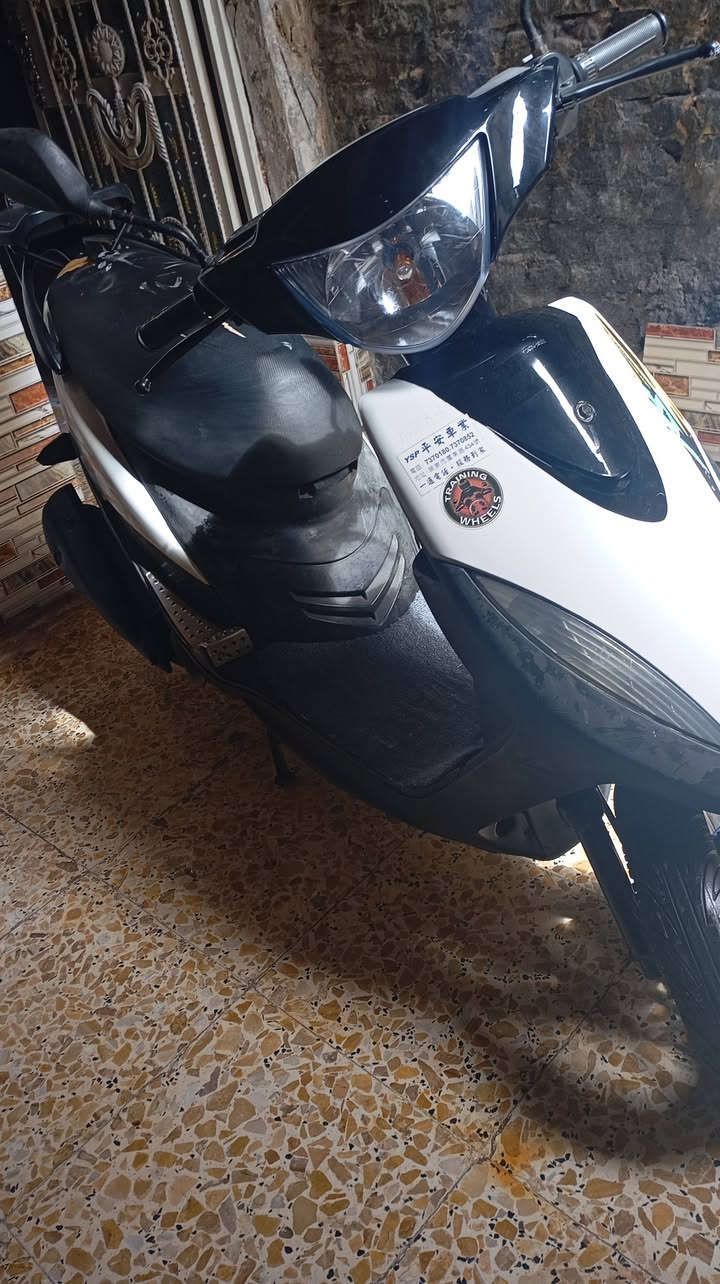 سلام عليكم ورحمة الله وبركاته ماكس للبيع الدراجه نضيف أحله من الصور السعر 700الف بيها مجال بسيط العنوان مدينة الصدر قطاع 75 الرقم ***********
