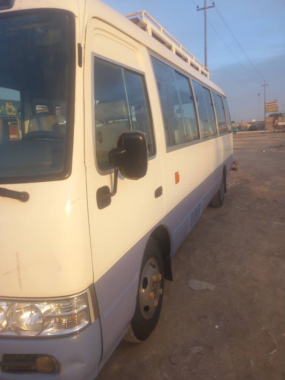 السلام عليكم كوستر للبيع ٢٠٠٩ بيهه قطعتين صبغ صغار والباقي كفاله. فاتح اربع وياله تدفئه وتبريد كله جديد مكينه وكير واكسل وحداديه كفاله مدوشمه ونايلون قلاب استاركس. سله وحاكيه بلادي سيبايه ودرع ودرج كاملات .... سعرها ٢٦٠ وبيهه قليل للشراي  مكانهه بغدا***********
