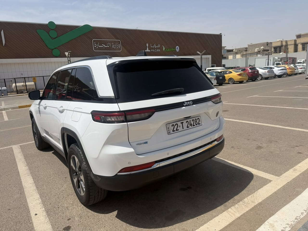 JEEP GRAND CHEROKEE LIMITED 4xe PLUG-IN
HYBRID 2024.
ثلاث أنظمة هابيرد كهرباء بانزين 
اللون : ابيض  رقم اربيل باسمي نفس اليوم احولك 
.السيارة موجودةبغداد السيدية 

الموديل : 2024.
المسافة المقطوعه : 52000M
سعة المحرك : 2000cc turbo plug in hybrid. 
داخل جلد اسود
بانوراما .. فول موصفات 
تحكم بالستيرن
شفتات ستيرن
شاشة كبيرة ابل كار بلي
كراسي امامية كهرباء
ميموري كرسي السائق
تدفئة مقاعد امامية
تدفئة ستيرن
دخول ذكي بدون مفتاح
كاميرا خلفية
رادار امامي 
رادار جانبي
تحديد مسار
مثبت سرعة تفاعلي
تشغيل عن بعد
باب الصندوق كهرباء
نظام STOP/START ENGINE
نظام صوت ALPINE
حساسات خلفية
اوتو بريك خلفي
هاند بريك كهربائي (بصمة)
لايت  LED
لايت زينون عالي/واطي
كشافات ضباب زينون
5 وضعيات قيادة
 بك لايت LED
بعد هواي مواصفات 
            ( ملاحظة )
سياره مستوردها كلين تايتل وصور امريكا مرفقة وكارفاكس كلين بس بعد الفحص بيها جاملغ الامميات والبنيد والباب السايق صبغ من امريكا بدون اي تعديل او بارد السيارة مماشية ولا كيلو بل عراق دخول جديد  السعر 33500$ بيها مجال بسيط
‭ 0783 800 5597

