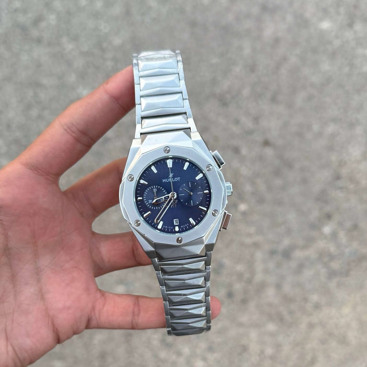 دكّة الساعچـي ⌚️
.
blot Big Bang — لما قرروا يكسرون كل القواعد، صنعوا هذا.

من جنيف، من دار تؤمن أن الساعة يجب أن تُصدم قبل أن تُعجب، جاءتك الـ Big Bang Integrated بشكل براسليت مموّج ثلاثي الأبعاد لا يشبه أي شيء في السوق. المسامير الست على البيزيل، الكرونوغراف الحاد، والهيكل الذي يبدو كقطعة نحتية — هذا مو ساعة، هذا موقف.

متوفرة بـ٣ إصدارات:
🔵 كحلي — عمق المحيط على معصمك
⚫ أسود — الغموض في أبهى صورة
⚪ أبيض ثلجي — جرأة من نوع آخر

والظهر يحمل نقش BIG BANG — HUBLOT GENEVE — لأن حتى ما لا يُرى يجب أن يكون فاخراً.
.
للحجز والاستفسار دايركت او على الواتساب 📲
يتوفر توصيل لجميع المحافظات 📲
#العراق #viral #trending #reels #luxury دكّة الساعچي


**إذا كنت صاحب هذا الإعلان وتريد حذفه لأي سبب، رجاءا أرسل رسالة إلى الدعم الفني**