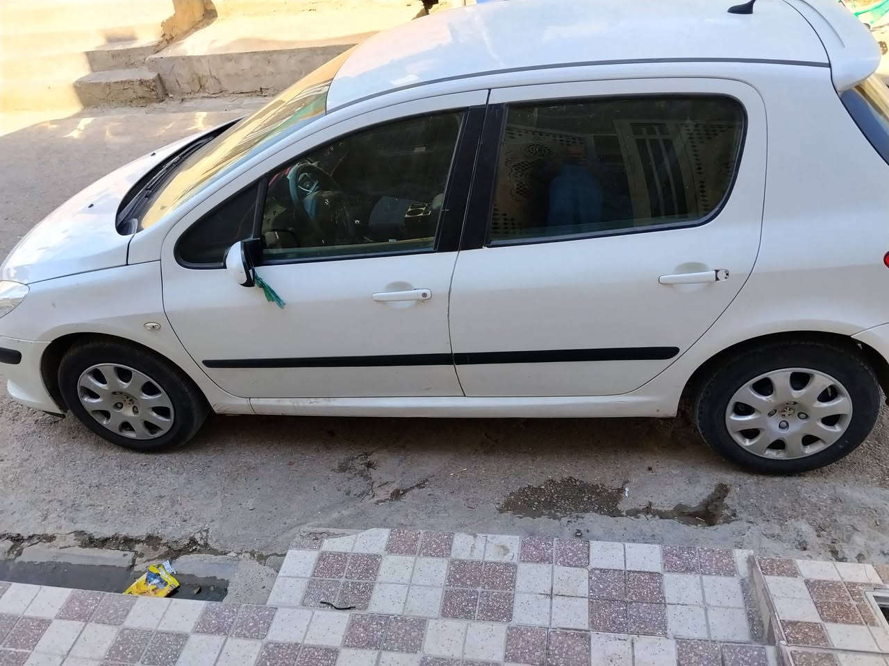 سلام عليكم مرخصة الادمن المحترم بيجو فرنسي ٣٠٧
موديل 2006رقم بابل
بيها صبغ باب السائق 
سياره بلاديه ونصبتها كلش حلوه @
كير مكينه مكفول 
تبريد ثلج 
حدادية 
باتري 
السعر 55 وبيها مجال  عنواني بابل الإسكندرية 
***********
