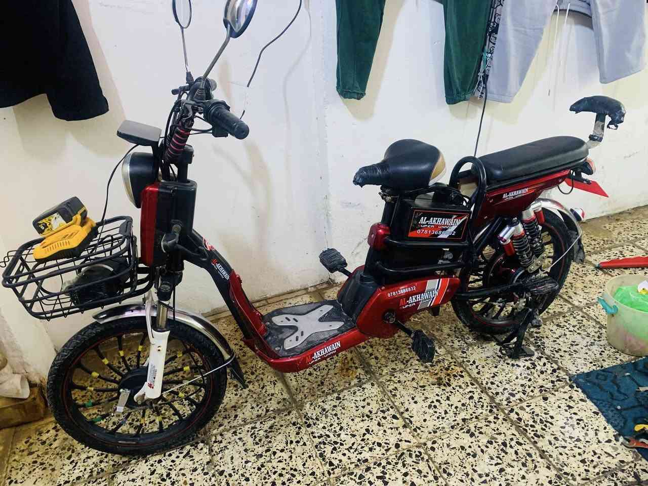 سلام عليكم دراجه شحن نضيفه نضافه واضحه كدامك اي نقص مابي بطاريات 10ونص عل فحص تعال وشوف سعر 250 رقم (***********) مكان الفلوجه حي شرطه
