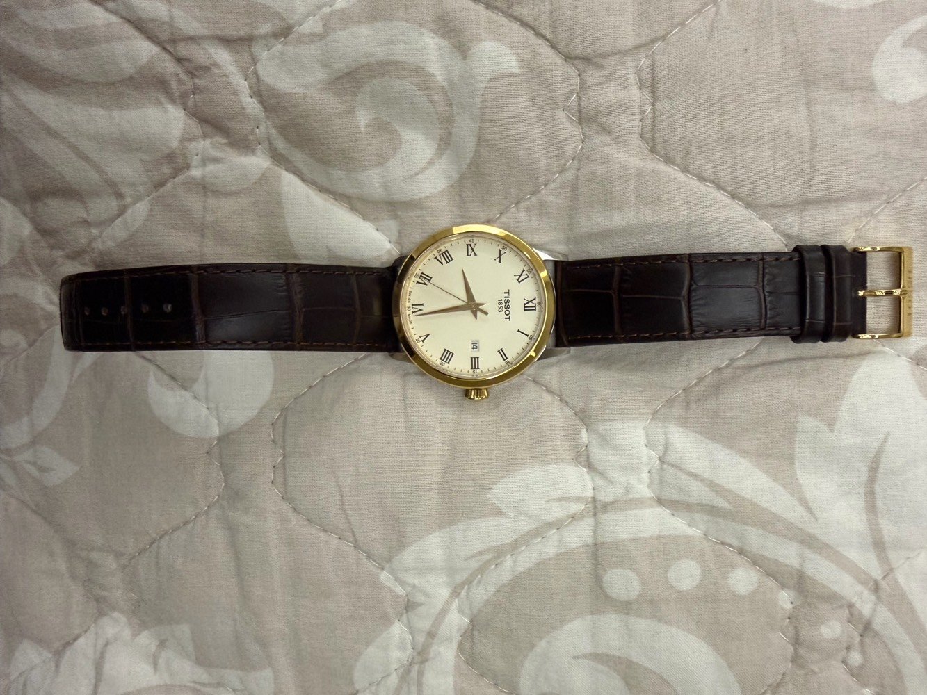 ساعه تيسوت اصليه مع علبه ملبوسه مرتين نظافه 99% وبيهه مجال السعر 