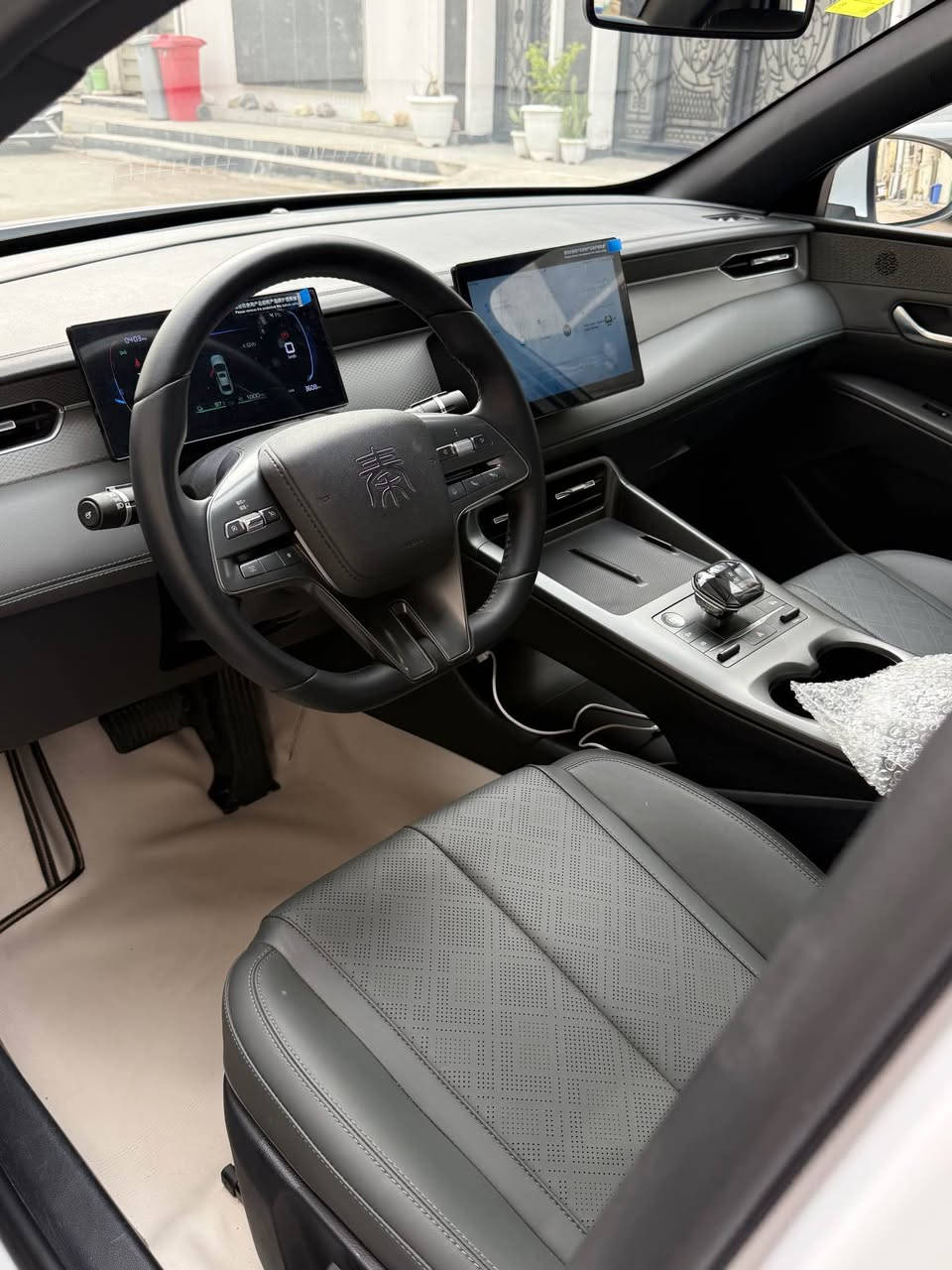 للبيع BYD QIN PLUS موديل 2025 
نسخة ويل كروم مو العادية 

السعر ١٩,٥٠٠ 

"الزيرو ويل كروم سعرها ٢٠ مليون بدون رقم"

ماشيه ٧٠٠ كيلو فقط على المحرك والكلي ٣ الاف فقط 
على وضع الشركة زيرو 
داخل زيتوني جلد. 
ارضيه دوشمة جلد. تبريد قطعتين. تشغيل عن بعد. تفويله تمشيك ٢١٠٠ كيلو 
شاشة محدثه وبرامج كاملة 
جميع الملحقات كارت + شاحنة + مثلث وفوم طوارئ 

العنوان بغداد الدورة شارع ٦٠ 
الاتصال على الرقم
 *********** يوجد واتساب بغداد, العراق
