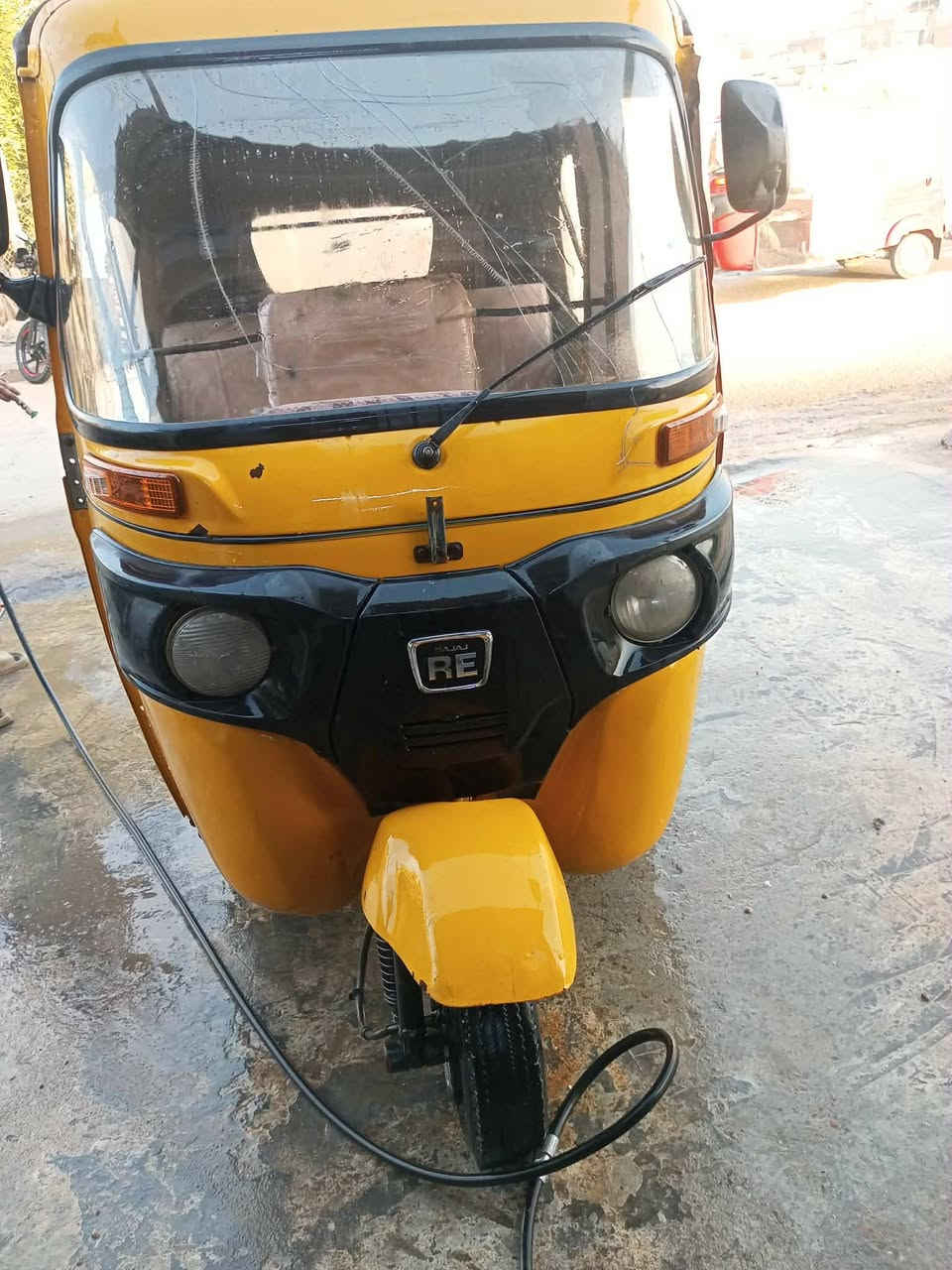 سلام عليكم تكتك للبيع 21 صفره مصبوغه عام بيها بس بصفحه ضربه ومجفته كله شركه وراق سبعه بسمي  السعر خمسه ونص ***********
