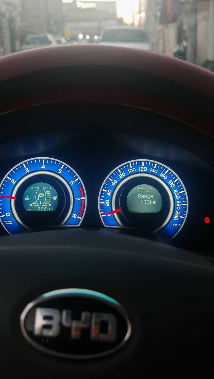 السلام عليكم
مكلف بنشر
سيارة بي واي دي ٢٠١٦ جي ٣
 كير ومكينة بلادي BYD
مكينة 1800
مكفولة من صبغ
وكفالة عامة كير ومكينة
اشاير بالمري
فتحة سقف
بصمة
حساسات خلفيه
كيج الكتروني
السيارة على وضع الشركة بيها ملاحظات بسيطة طخة بالباب الخلفي اليمين يرجع بارد
ماشية ٣٠ الف حقيقي
السعر 71$ وبيها مجال بسيط للشراي
المكان بغداد 
*********** واتساب واتصال
