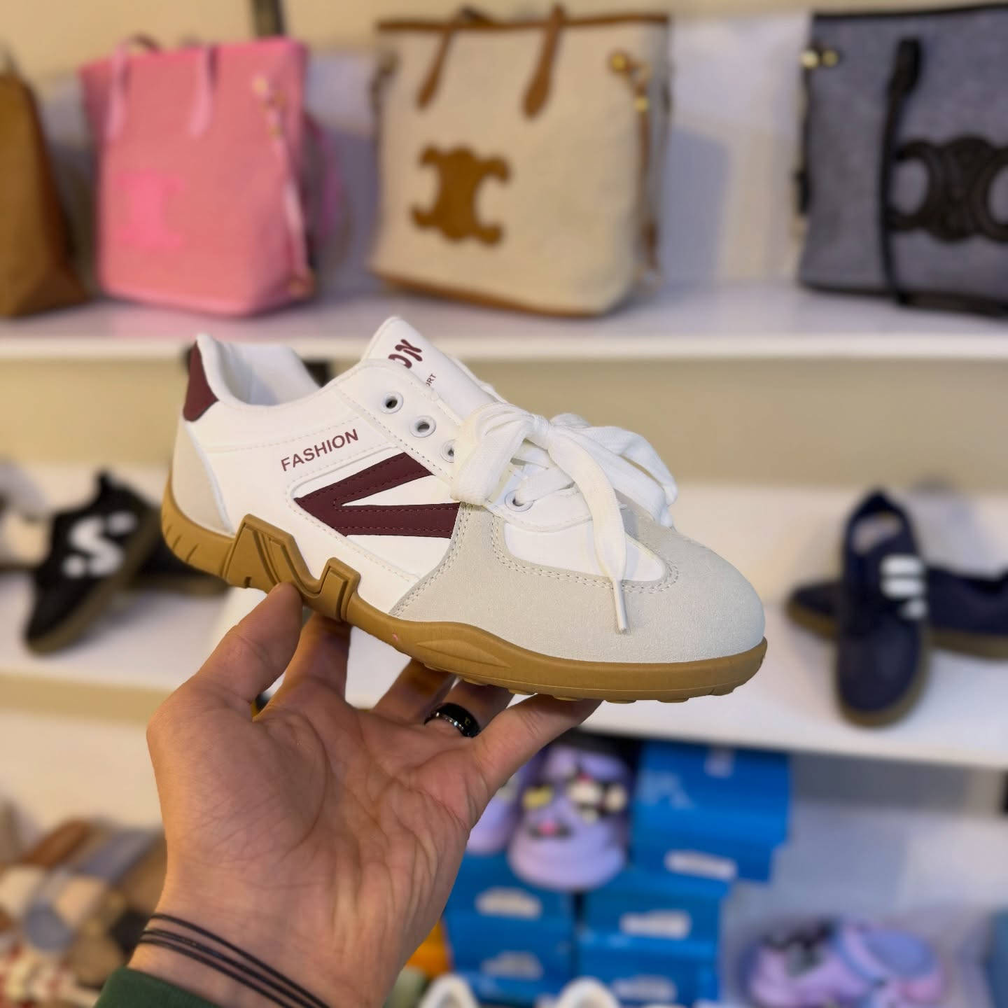 #جديد 🔥
أحذية سامبا النسائية الأنيقة ✨
ألوان مميزة – جودة عالية – أسعار تنافسية 👟
المقاسات متوفرة من 37 إلى 41 📏

💸 السعر مناسب للجميع

متوفر توصيل داخل الصويرة فقط 🚚
للحجز دايركت او واتساب 📤 
*********** 

زورونا ونورونا 💕
📍 الصويرة – حي المعلمين – قرب تنزيلات حمودي
