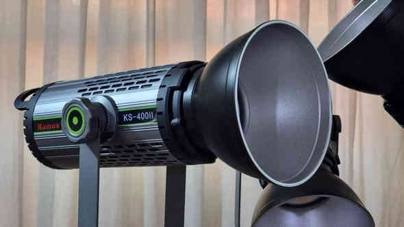 اضاءة فديو مستمرة 400 واط من شركة YSKE 
باي كلر 
شمسي ابيض ثلجي
تحكم كلفن
تحكم بقوة الاضاءة 
شاشة كبيرة 
فانات تبريد عدد ٢ صامت
تحكم تطبيق موبايل
جديد متوفر توصيل  ***********
