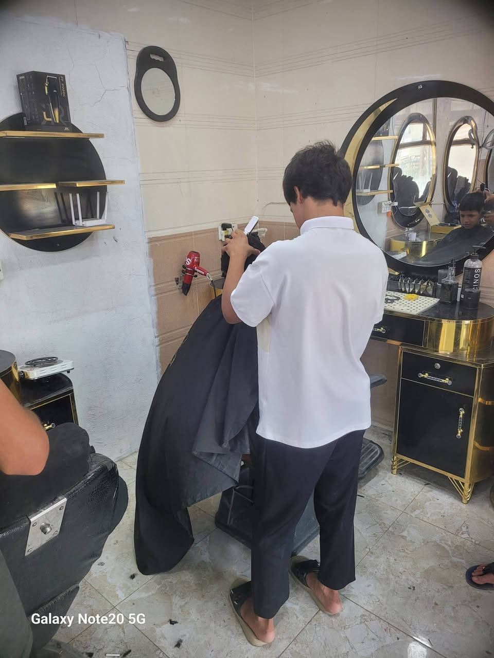 دوره حلاقه رجاليه مده مفتوحه لحد ماتصير حلاق ب150الف تطبيق نضري وعملي الزعفرانيه شقق سعيده مقابيل المنتزه خلف جامع الاحبه .ايهاب الحلاق ***********
