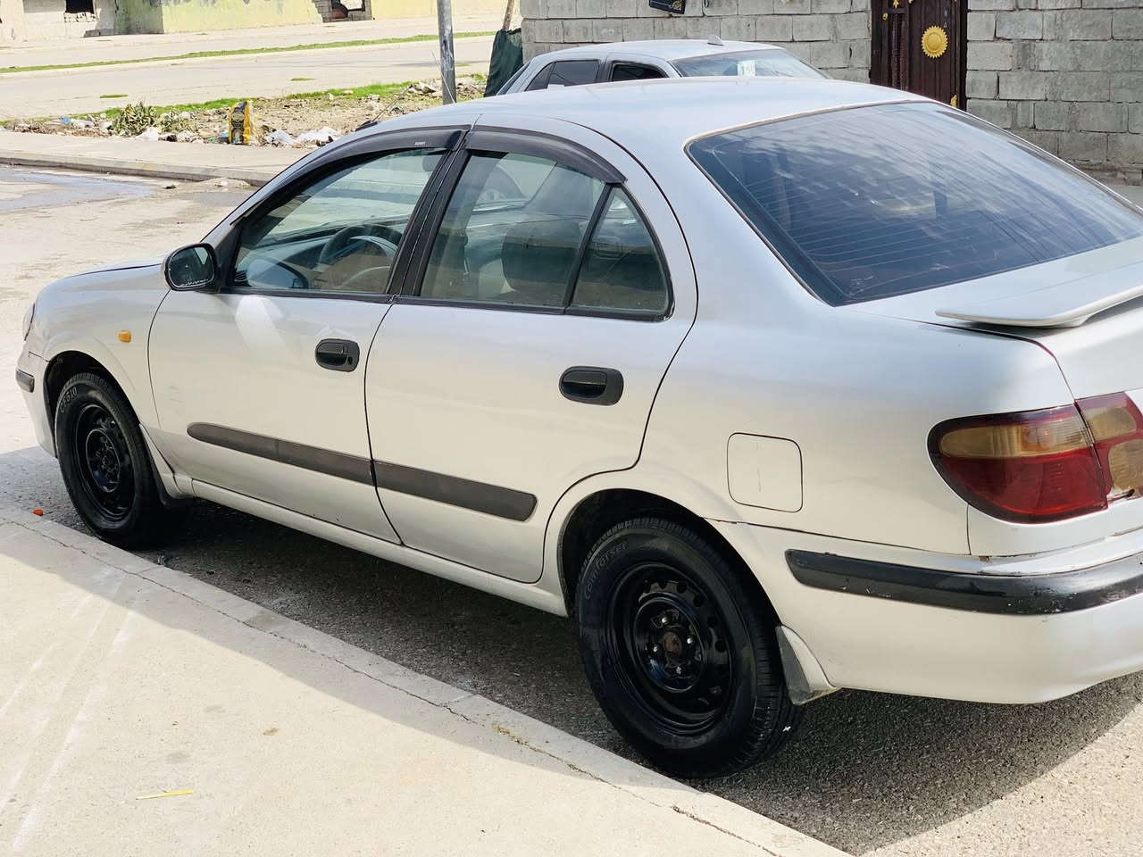 سەرەتا بە ناوی خودا 
نیسان سەنی 2002تۆماتیک
براوەی دوبەیە سەیارەکە 
گئر و مەکینەی بە شەرت کارەبای و تەقە و رەقەی بە شەرت
جرکەی تیا نیە دەعموو لئدراوی هیج نیە 
کامل پەمپە لە سەر ساقی 
جوار تایەی لۆکی لە ژئرایە 
تەبریت و کارەبای کامل بە شەرت 
لە هەلەبجەی تازەم موشتەریت تئل بکە جوابی کۆمینت نادەمەوە
***********
