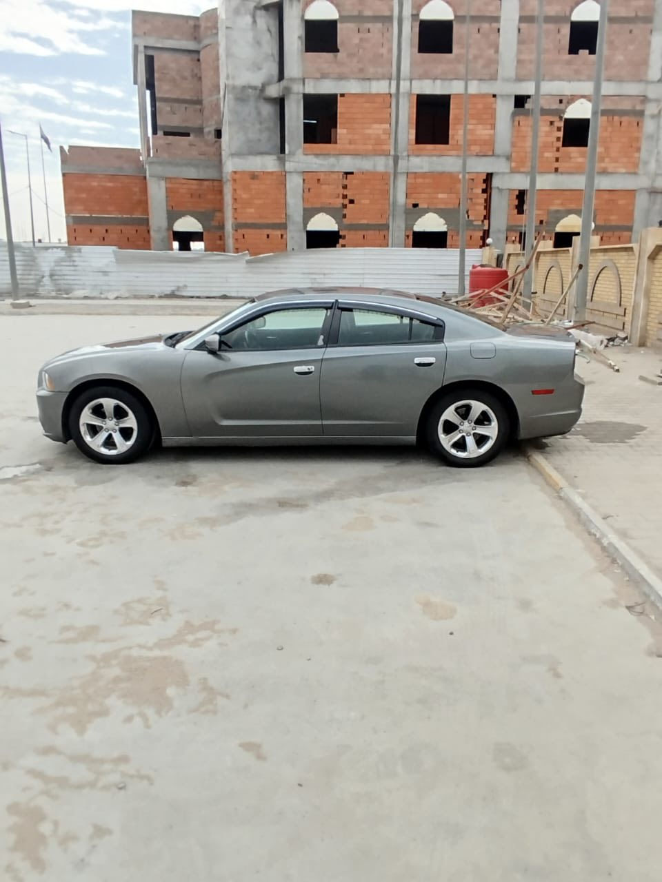 🚗 دوج جارجر (اصل) موديل 2011 للبيع
المواصفات والحالة:
• الضرر: تبديل جاملغ أمامي جهة اليمين (خارجي فقط بدون دواخل).
• الصبغ: صبغ في الجاملغ الخلفي والباب الخلفي (بسبب الجراد/تغيير اللون بفعل الشمس) للحفاظ على المظهر.
• المكانيك: محرك وكير جديد (بحالة ممتازة).
• الحدادية: جاهزة ومجددة بالكامل.
• الإطارات: طقم إطارات (تايرات) جديد.
• الاستخدام: استخدام شخصي نظيف جداً (ما مشتغلة خط نهائياً).
المعلومات القانونية والسعر:
• الرقم: بغداد (تحويل ومداورة مباشرة باسم المشتري).
• السعر: 13,800$ (138 ورقة) وبيها مجال بسيط جداً للشراي.
⚠️ ملاحظة: الرجاء عدم التعليق أو المراسلة، أنا لا أجيب على الرسائل. الشراي الجاد يتصل مباشرة.
للتواصل والاستفسار:
📞 ***********
