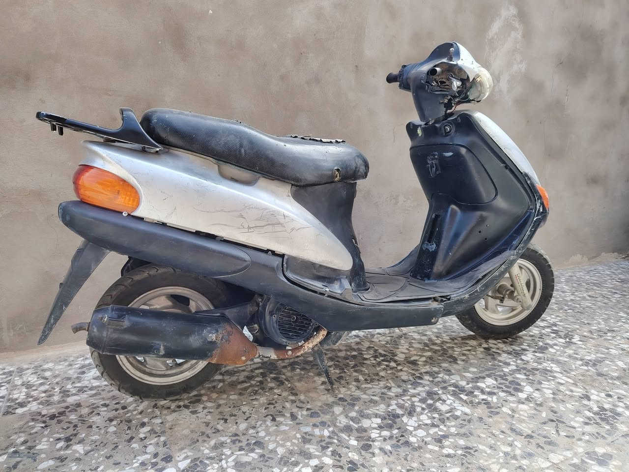 السلام عليكم 
دراجة كوم حديد طفت فجأة
بريكات جدد امامي دسك جديد 
شاصيها مكفول من العواج او اللحيم
المكان : نجف شارع المطار السعر 75 قفل


**إذا كنت صاحب هذا الإعلان وتريد حذفه لأي سبب، رجاءا أرسل رسالة إلى الدعم الفني**