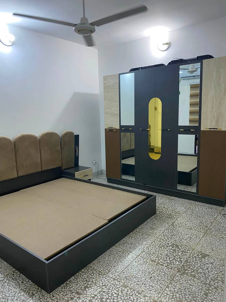 السلام عليكم غرفه للبيع السعر ب 750 وبيها مجال 6 بوب كنتور وجربايه نفرين جديده الاستفسار الاتصال ع الرقم ***********
