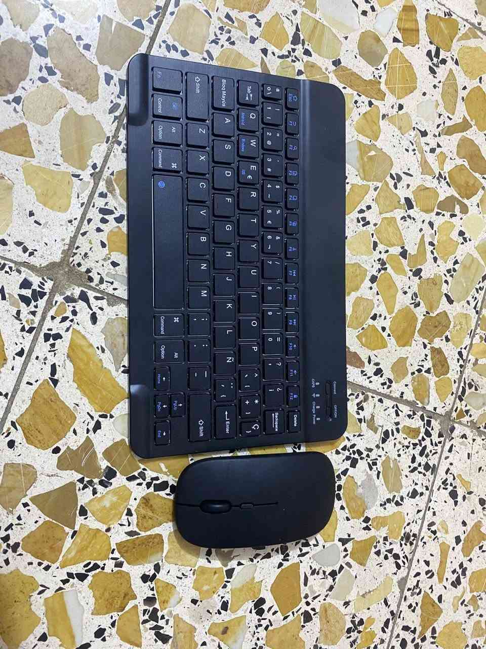 سلام عليكم عندي ايباد البيع كامل بس شاحنه ما تجي ويا شاحنته تايبسي الايباد في فطرين بل شاشه والزكه ما بي  اليباد يصير بي سيمكارت ورام ويا كيبورد وماوس وجديدات ونضافه كدام عينكم تجي وتفحص وسعره مو غالي سعره 80وبي مجال والي حب يتواصل ***********وعنواني الناصريه حي الرفدين 🫶🏾
