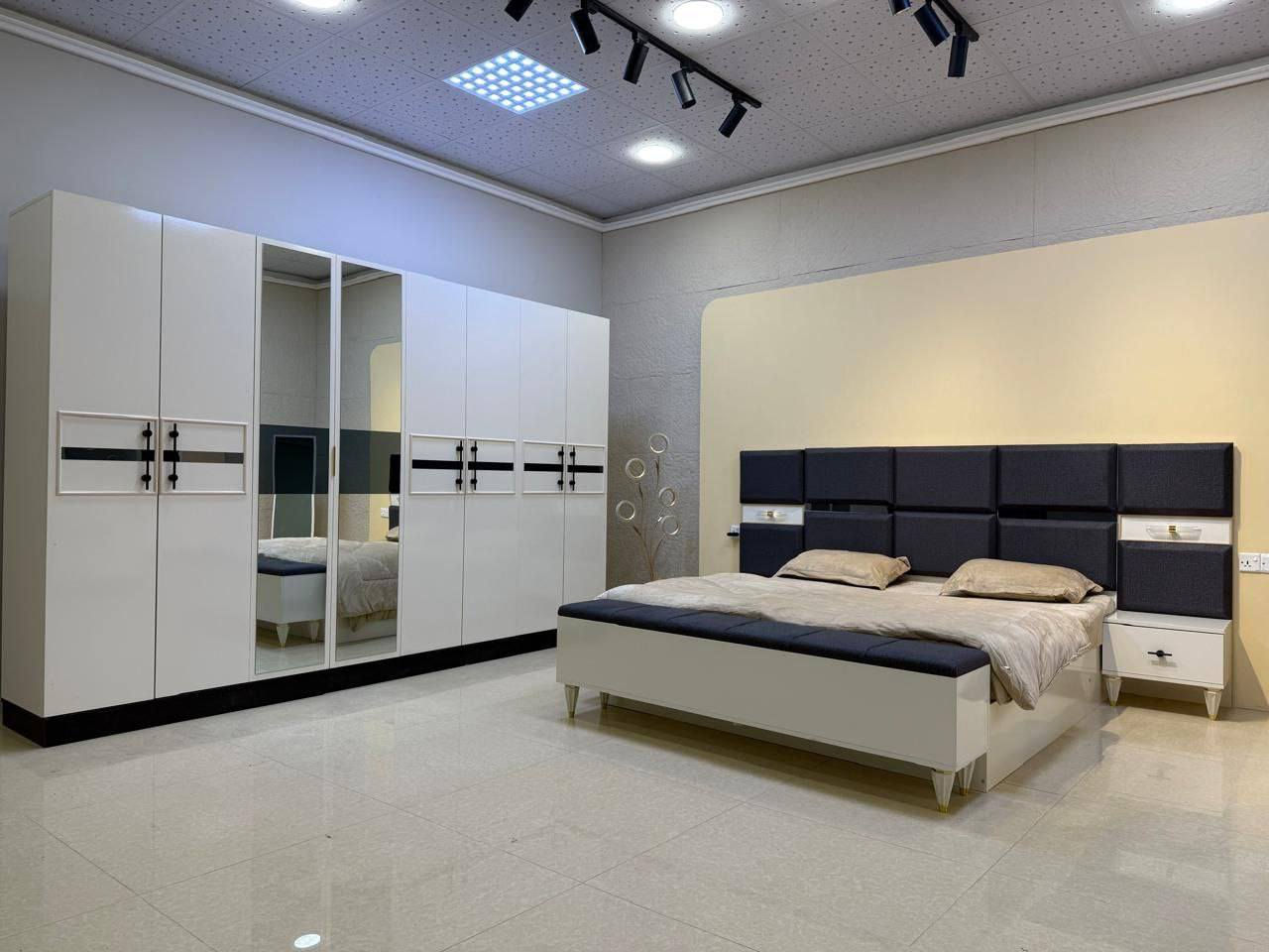 غرفة نوم نورين ابواب 7 قطع معمل اصلي درجة اولى📢
نفس الصورة بالضبط💯
ابواب الوسط المنيوم 
انارة لد بالكنتور 
برغي وجوي حديد
سرير جك خزان 
نرمايد هيدروليك 
سكك ثلاث مراحل  
متوفرة بلون كريمي
كنتور 6 باب قياس 225سم✅
ملحق كنتور 2 باب 75سم✅
سرير 180*200✅
كومديات عدد 2✅
ميز تواليت✅
مراة قيافه✅

 
السعر  950 الف  عراقي💰


**إذا كنت صاحب هذا الإعلان وتريد حذفه لأي سبب، رجاءا أرسل رسالة إلى الدعم الفني**