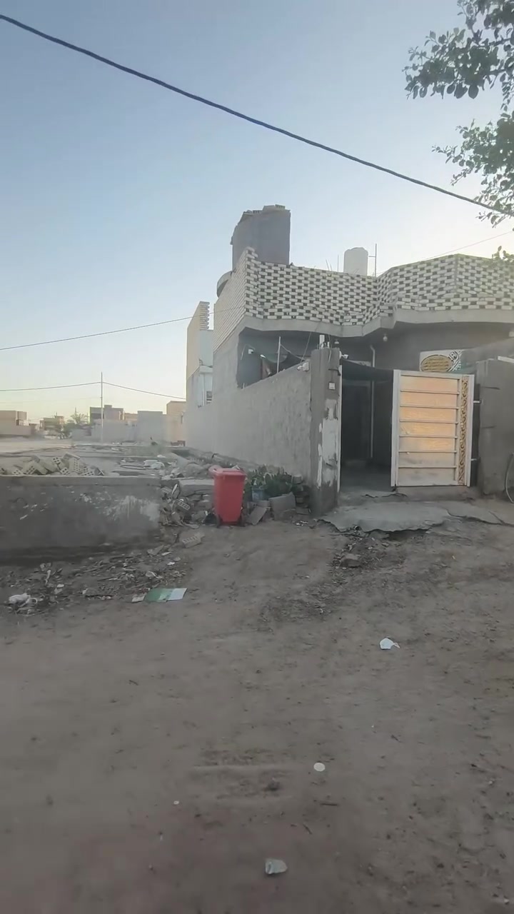 ياالله دارللبيع المساحة الكلية 175م والقطعه 125م اتريد البيت🏣 اتريد القطعه اثنينهن للبيع البناء طابوك نهروان صب كونكريت غرفتين وصاله ومطبخ وستقبال وصحيات👍👍 داخليه👍👍 وخارجيه قرب مدرسة ابتدائية النسور منطقة سكنية كامله ومتكاملة ماء وكهرباء👍👍 ومدارس👍👍👍 وانترنت ضوئي أيضا👍👍👍 حي التحدي👍👍 خلف الدفاع المدني عمود 610//للاستفسار والاتصال👍👍 على الرقم👍👍 الموجود على ***********//الموسوي للعقار //الحيدريه
