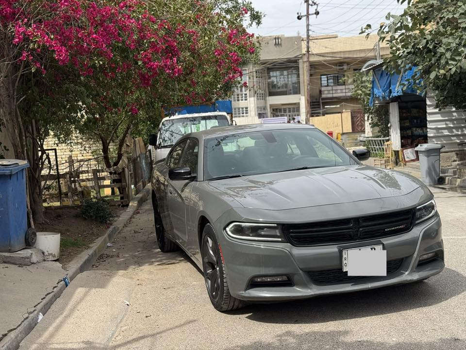 السلام عليكم
جارجر  SXT +
موديل : 2019 
ماشية : 131 الف
المواصفات 
بصمة 
تشغيل عن بعد 
شاشة 
كاميرا 
كشنات كهرباء جلد تدفئه تبريد  
تحكم ستيرن جهتين 
كروز سرعه 
نظام ايكو 
نظام سبورت 
قطعتين تبريد 
مكينة 6 سلندر 
3600
 
لد امامي 
لايت زنون 
بلوجكتور زنون 
 
حساسات 
ويل كب بلاك ٢٠
(رقم بغداد الجديد تحويل ثاني يوم )
الحادث :فقط طخه بلباب راجع بارد وهنا بلعراق نصبغ البنيد .بدون ايرباكات
(صور الحادث مرفقة ) 
العنوان : بغداد زيونه 
السعر : 208  
للاستفسار
***********
