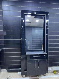 ميز ومرايه + عرابنه ادوات حلاقه للبيع للاستفسار ٠٧٧١٢٢٤٨٨٢٣ العنوان بغ...