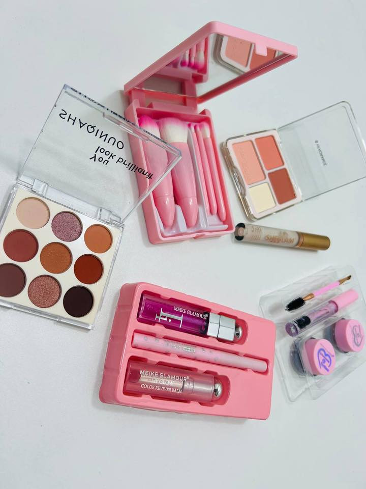 ⁨ مكياجج بالعيد 🥹🩷✨
كونسيلر شيگلام فول كفر يخلي تحت عينج فلترر 🫧
باليت رباعي كريمي يتكون من حمر وشدو وكلتر ✨
باليت شدو 12 لون الوان مات وكلتر تموت. 
سيت فرش مكياج حجم ميني للبلشر والشدو 
سيت رباعي للحاجب والايلاينر جل لونين مع فرشة ومكسارة حاجب 
سيت ثلاثي يتكون من لب لاينر كلوس حمرة. 

توجد توصيل لجميع المحافظات العراق 🇮🇶🚚🚕للحجز والاستفسار يرجى التواصل عبر الخاص 📩💌توجد لدينا عروض خاصة وخصومات وهدايا 🎁😍⁩


**إذا كنت صاحب هذا الإعلان وتريد حذفه لأي سبب، رجاءا أرسل رسالة إلى الدعم الفني**