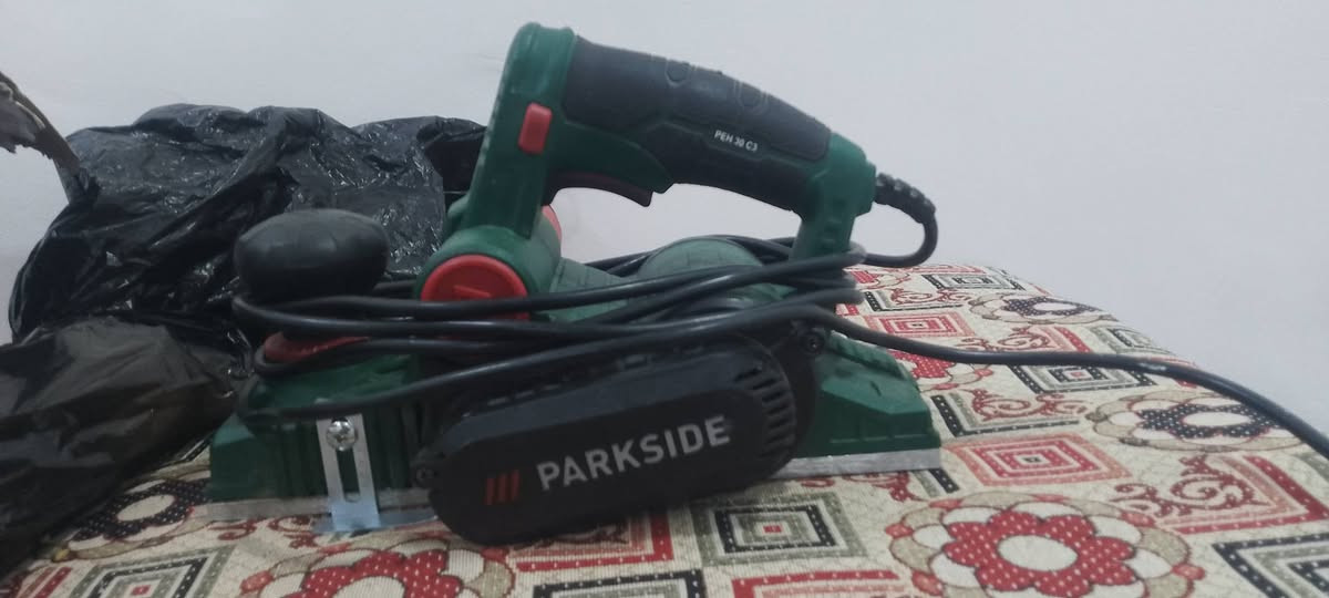 عدد للبيع
دريل بوش الاصلي ما مفتوح من اكارتون جديد غير مسعمل قطعتين سعر القطعه 50الف 

رنده كهربائية بارك سايد الاصلي  مال باله استخدام خارج العراق شرط النضافه سعر 40 الف

منشار تخريم  اصلي ملف نحاس شرط تجي وياه تيغه السعر 45
يوجد خدمة توصيل جميع المحافضات
هاتف‏‪***********‬‏
