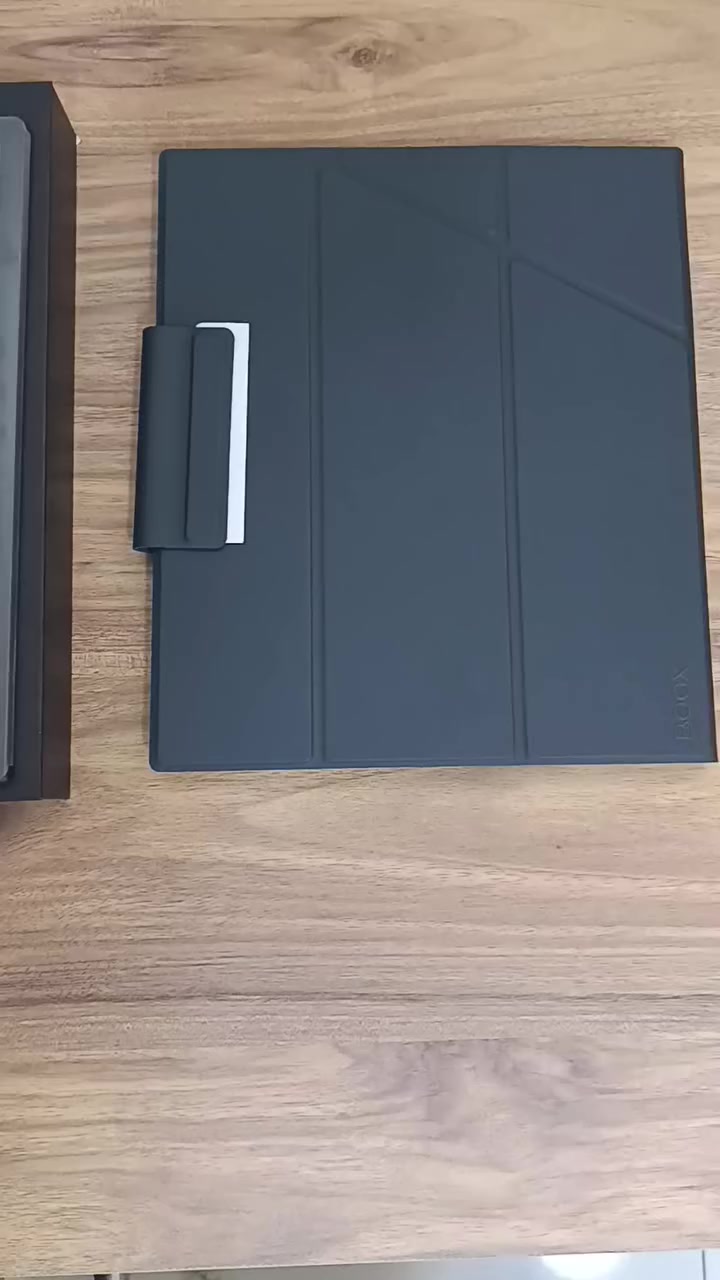 للبيع: قارئ إلكتروني BOOX Note Air4 C (بديل متقدم لـ Kindle / كندل)
جهاز BOOX Note Air4 C، وهو قارئ إلكتروني (E-Ink eReader) احترافي مناسب لقراءة الكتب وملفات PDF وكتابة الملاحظات بالقلم. الجهاز يعتبر خيارًا متقدمًا لمن يريد تجربة قراءة مثل Kindle (كندل) ولكن مع مزايا أكثر مثل دعم التطبيقات والذكاء الاصطناعي.

 أهم المميزات:

شاشة E-Ink Kaleido 3 ملوّنة بحجم 10.3 إنش مريحة جدًا للعين وتشبه الورق الحقيقي

مثالي لقراءة الكتب الإلكترونية وملفات PDF والأبحاث والمستندات الطويلة

يدعم الكتابة بالقلم مباشرة على الملفات وملفات PDF

إمكانية تظليل النصوص وإضافة الملاحظات أثناء القراءة

ميزات ذكاء اصطناعي (AI) مثل:

تلخيص النصوص

ترجمة النصوص

المساعدة في تنظيم الملاحظات

يدعم العديد من الصيغ:
PDF – EPUB – MOBI – DOC – TXT وغيرها

إضاءة أمامية قابلة للتعديل للضوء الدافئ والبارد للقراءة ليلاً ونهارًا
بطارية تدوم لفترة طويلة مقارنة بالأجهزة اللوحية العادية
تصميم نحيف وخفيف مناسب للدراسة والقراءة الطويلة

 الحالة:
 جديد

 المحتويات:
الجهاز
القلم الأصلي
الكابل
الغلاف الأصلي (Cover)

 يوجد توصيل لجميع مناطق العراق شرط الفحص
تواصل خاص او واتس ***********
