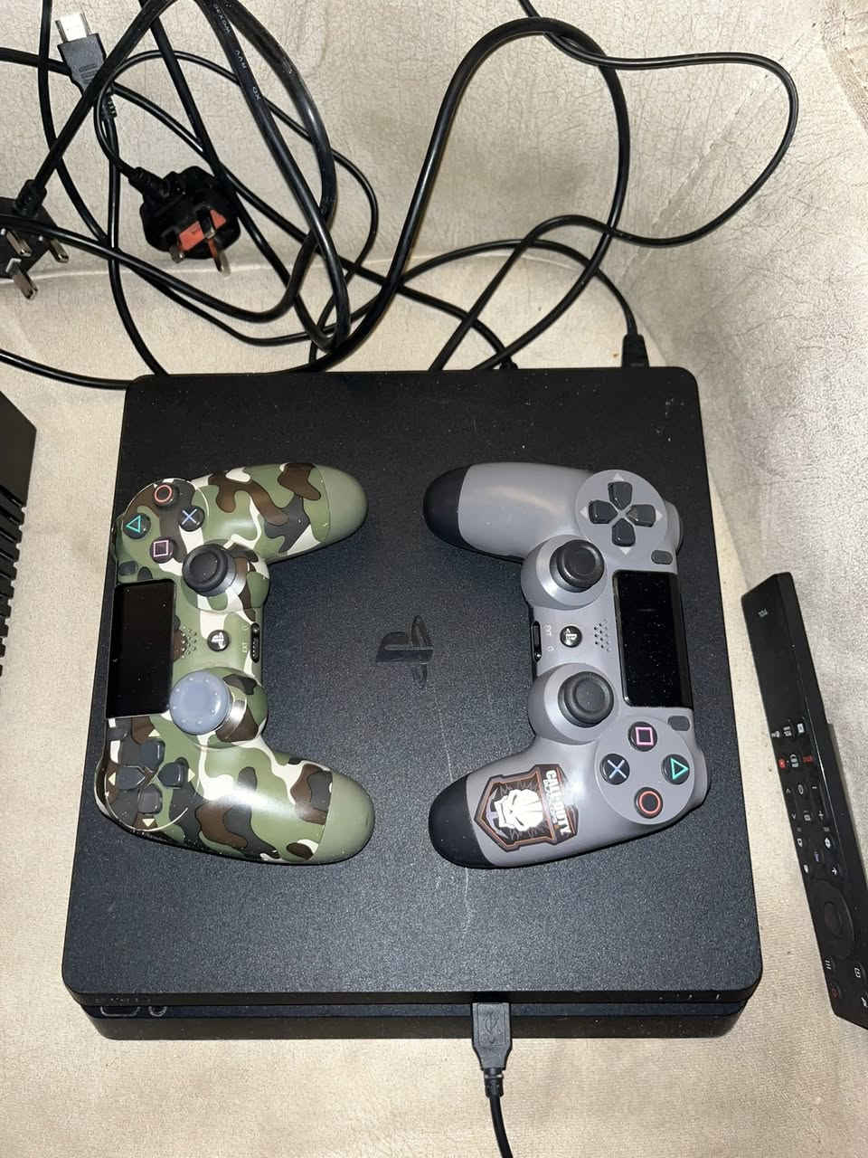 سلام عليكم بلي فور نوع سلم مهكر نظام 12 قرص شغال + يوبي اس جديد +جوستك اصليه + جوستك تجاريه + ألعاب + تومب رايدر + ذلاست اوف اس 2 + رزدنت ايفل 8 + pes2020 + جيتي اي 5 + مورتل كوم بات + جهاز ذاكرة 500g  ومثل مشوفون كلشي جاهز بس تشغل وتلعب والله شاهد جهاز كلش نضيف وممفتوح ابد سعر ٢٧٥ رقم 
لمكان بغداد الدوره شارع ابو طياره
لهاتف + ***********
***********
