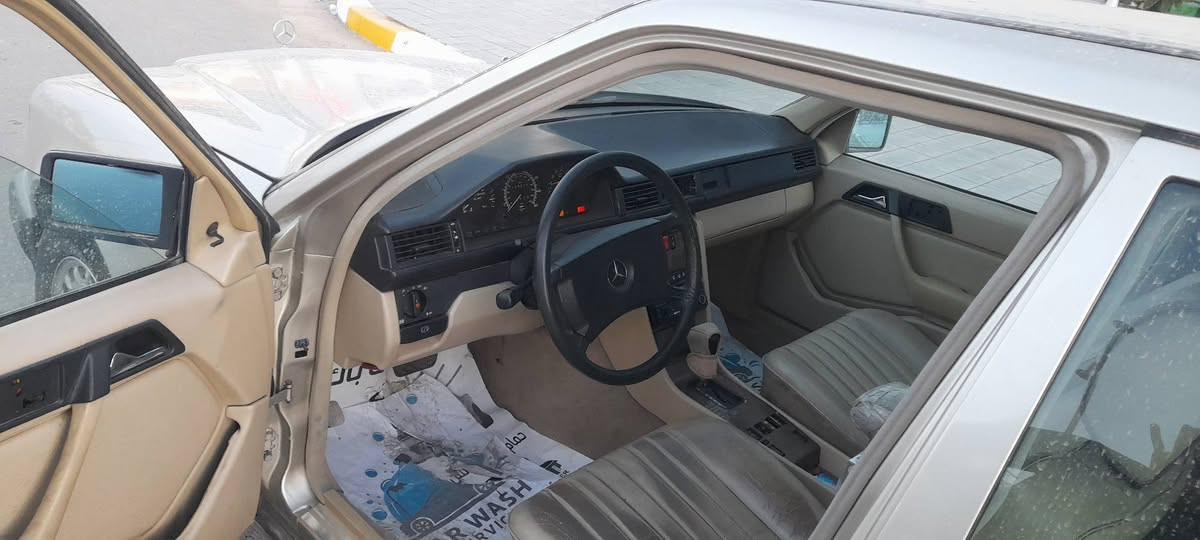 السلام عليكم..
مارسدس 300 محرك ابلاد السيارة 
جديدة مواصفاة اسلايت كشن كهرباء
السعر المطلوب ٧٣ وبيها مجال العنوان
فلوجه السيارة جديدة ومال جناي
***********
***********
