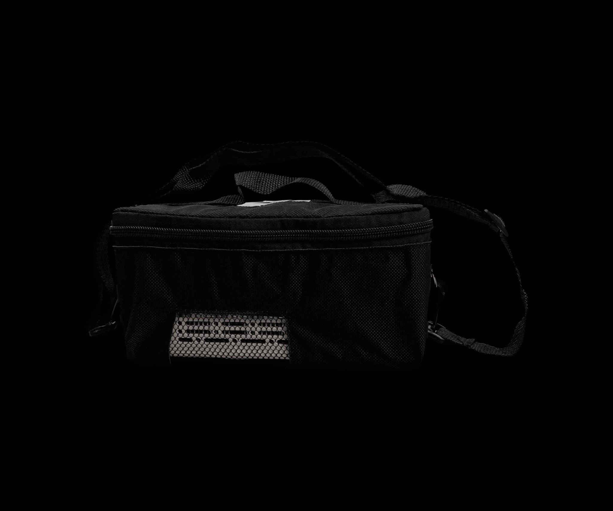 الاستخدامات

حفظ الأنسولين والأدوية الحساسة للحرارة أثناء السفر أو التنقل

مثالية للاستخدام في المنازل، المكاتب، المستشفيات، الصيدليات، والسيارات

مناسبة لحفظ الإنترفيرون، اللقاحات، والمستحضرات البيولوجية الأخرى التي تتطلب تبريدًا ثابتًا

مفيدة للمرضى الذين يحتاجون لنقل أدويتهم بأمان في الرحلات الطويلة أو درجات الحرارة العالية

المميزات

تعتمد على تقنية التبريد الحراري بالشرائح شبه الموصلة (Semiconductor Cooling) لتوفير تبريد فوري وثابت بدون ضوضاء أو انبعاثات

شاشة LED ذكية تعرض درجة الحرارة الحالية والطاقة وحالة المروحة بوضوح

إمكانية التحكم بدرجة الحرارة من 0 إلى 18 درجة مئوية حسب الحاجة

نظام طاقة مرن يعمل بعدة طرق

1. بطارية ليثيوم مدمجة قابلة للشحن (نموذج NCR18650B)
2. محول كهربائي منزلي AC 220V
3. كابل USB للطاقة عبر السيارة أو الباور بانك

مدة تشغيل البطارية من 4 إلى 10 ساعات حسب درجة حرارة البيئة

خاصية الشحن الذكي التي تسمح باستخدام الجهاز أثناء الشحن

تصميم مدمج وخفيف الوزن يسهل حمله في الحقيبة أو السيارة

نظام أمان مدمج للحماية من الحرارة الزائدة أو الشحن المفرط

تبريد سريع مع مروحة تبديد حرارة فعّالة تضمن ثبات الأداء

المواصفات التقنية

نطاق التبريد: من 0 إلى 18 درجة مئوية

الجهد الكهربائي: DC 5V خارجي

قدرة التشغيل: 10 واط عند استخدام الكهرباء الخارجية  5 واط عند استخدام البطارية

محول الطاقة: إدخال AC 220V، إخراج DC 5V 3A

سعة البطارية: 1600mAh – بجهد 3.7 فولت

عمر البطارية: من 4 إلى 10 ساعات حسب درجة الحرارة المحيطة

مدة الشحن: 3–5 ساعات أثناء التشغيل، أو 2–3 ساعات في وضع الإيقاف

التبريد: بدون فريون – صديق للبيئة

الملاحظات

يمنع وضع سوائل مباشرة داخل الثلاجة لتفادي التلف

يجب الحفاظ على فتحات التهوية غير محجوبة أثناء الاستخدام أو النقل

يُفضل شحن البطارية كل 3 أشهر عند عدم الاستخدام الطوي بغداد, العراق


**إذا كنت صاحب هذا الإعلان وتريد حذفه لأي سبب، رجاءا أرسل رسالة إلى الدعم الفني**